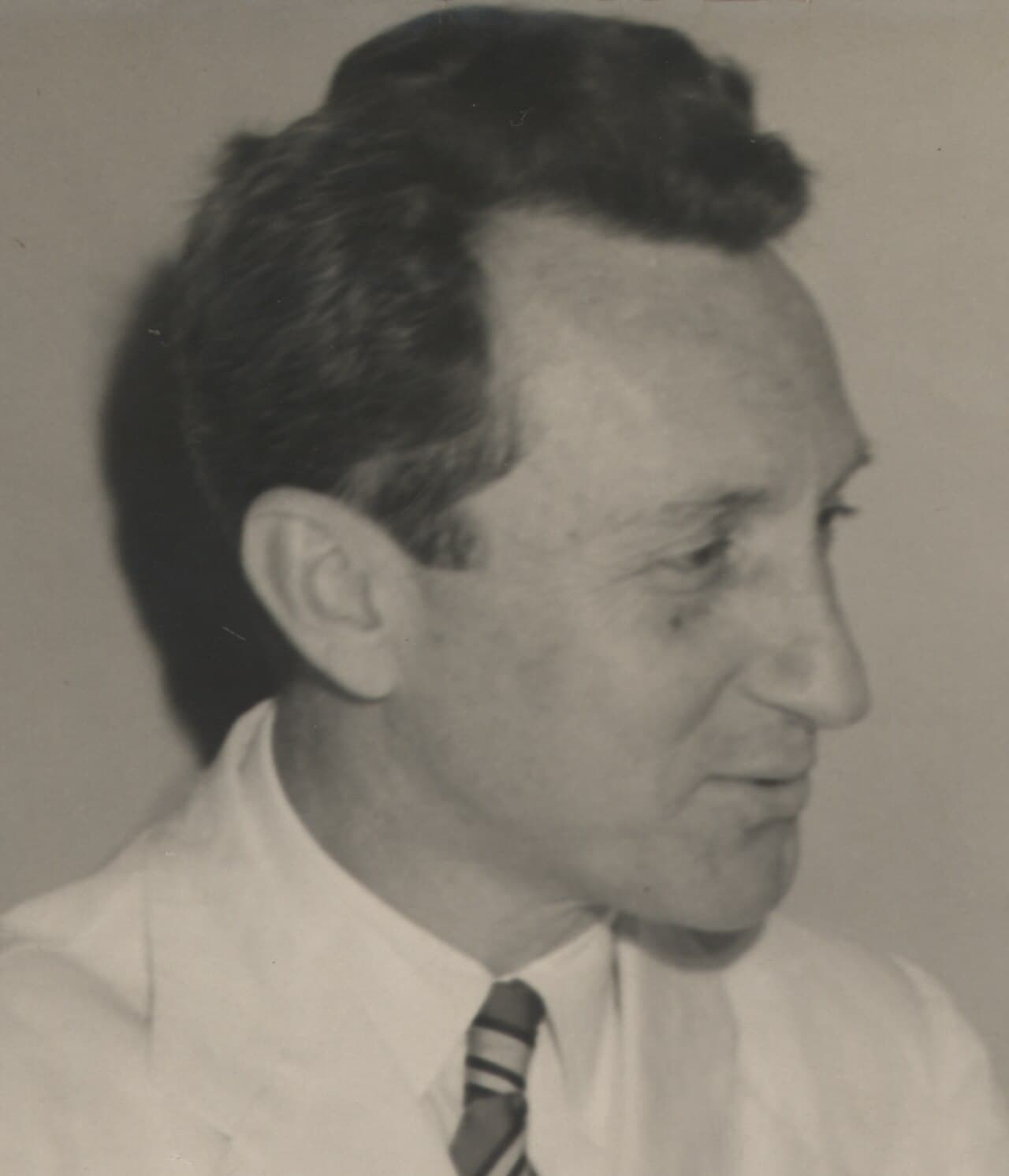 Black and white profile photograph of Carlos Gracie in a shirt and striped tie, catalogued in 1951.